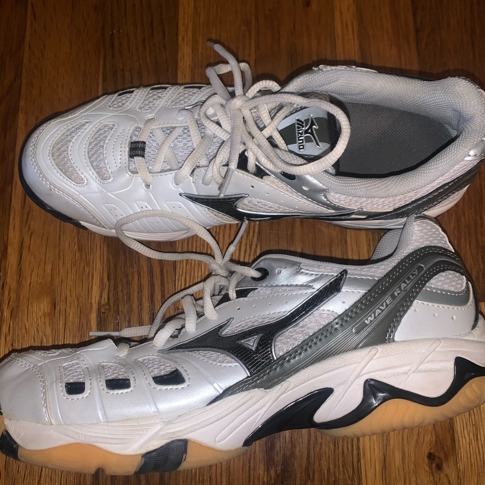 Mizuno women’s Wave Rally volleyball shoes